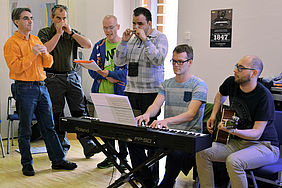 Maik Benschig spielt das Lied „Halleluja“. Begeleitet wird er von Gitarre, Keyboard und Gesang sowie vom "Duo Klangspiel".