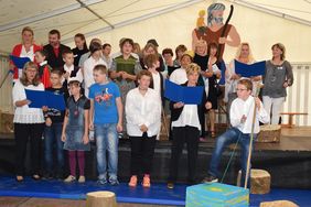 Schüler und Pädagogen der CJD Erfurt Christophorusschule sangen ein Lied zum 25. Jahrestag der Schule.