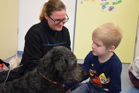 Hundepädagogin Susanne Wille erklärt dem fünfjährigen Maximilian die nächste Aufgabe.