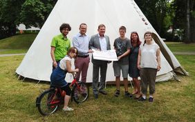 Für eine Reise an die Ostsee hat Dr. Heiko Kieser vom Rotary Club Erfurt-Krämerbrücke (Mitte) eine Spende in Höhe von 1.000 Euro an das „Haus Lebensfreude“ übergeben.