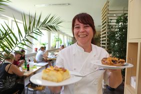 Köchin Heike Böttcher bietet ihren Gästen eine große Auswahl an kalten und warmen Speisen. 