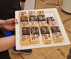 Die Auszubildenden aus dem CJD Ilmenau haben selbstgebackenen Kuchen an die Gäste verteilt.
