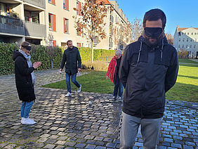 Wie ist es, blind zu sein? Mit einer Augenbinde und jeweils einer begleitenden Person ging es eine halbe Stunde lang durch die Erfurter Innenstadt. 
