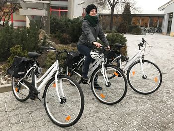 Christine Schäfer vom Fuhrparkmanagement mit den neuen Fahrrädern vom CJD Erfurt.