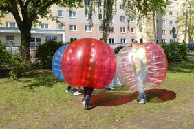 Bubble Balls sind eine beliebte Abwechslung auf dem Schulhof.
