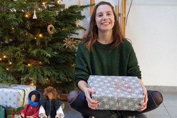 Johanna Schünke aus dem CJD Kindergarten erzählt die Weihnachtsgeschichte.