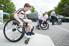 Am Aktionsstand kann jeder einmal ausprobieren wie es ist, mit dem Rollstuhl auf Hindernisse zu stoßen.