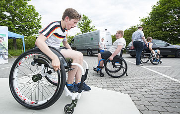 Am Aktionsstand kann jeder einmal ausprobieren wie es ist, mit dem Rollstuhl auf Hindernisse zu stoßen.