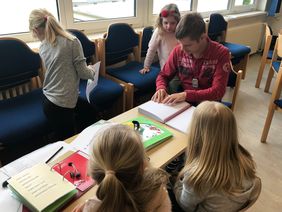 Niels Grobb hat den Kindern eine Geschichte aus einem Braillebuch vorgelesen.