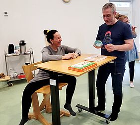 Kindergartenleiterin Sandy Becker mit Physiotherapeut und Sonderpädagoge Andreas Wanierke, der durch die Weiterbildung geführt hat.