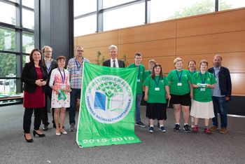 Die Schüler und Lehrer der CJD Erfurt Christophorusschule freuen sich über die Auszeichnung. (Foto: Wolfram Schubert)