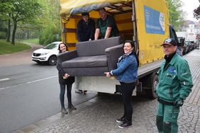 Das kleine Sofa ist leichter als es aussieht. Bei den schweren Möbelstücken bekamen Marlen Reinhold und Andrea Ehnes vom FUD Unterstützung von den Umzugshelfern des Zweckbetriebs des CJD Erfurt.