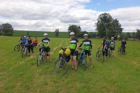 Auf der Etappe von Bad Sulza nach Erfurt haben sich zu den drei Abiturienten neun weitere Radfahrer aus dem CJD Erfurt gesellt.