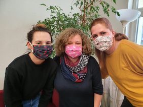 Drei Kolleginnen aus dem CJD-Kindergarten mit der selbstgenähten Mundbedeckung.