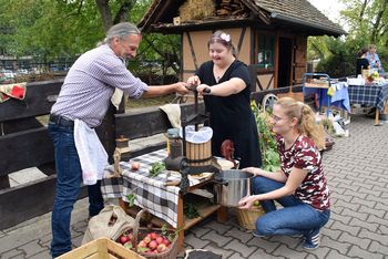 Beim Erntedankfest haben Helgo Pforr, Laura und Emily mit der historischen Presse Saft aus Äpfeln, Birnen und Quitten gemacht.