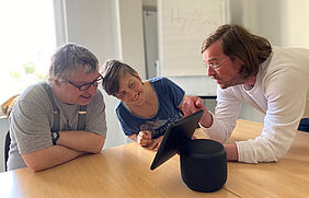 Andreas Wagner und Sabine Juppe bei der Auftaktveranstaltung zum Workshop Sprachassistenz. Projektleiter Silvio Schwarz erklärt die Funktionen von Alexa. 
