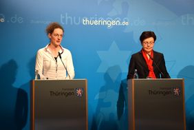 Übersetzerin Christine Schäfer in der Regierungsmedienkonferenz mit Finanzministerin Heike Taubert.