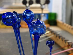 Kunstvolle Kugel – mundgeblasene Glas-Varianten eines Kollegen.