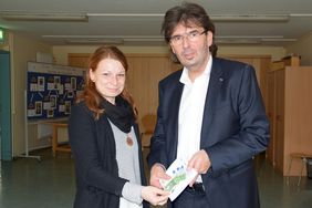 Schulleiterin Katja Kirchner freut sich über die Spende für eine Essenpatenschaft von Thomas Kleb.