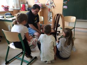 Maik Benschig hat den Kindern von seiner Arbeit in den Erfurter Werkstätten erzählt und gezeigt, wie er ein Stuhlgeflecht bearbeitet.
