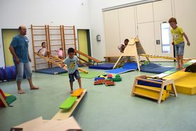 Im Multifunktionsraum des Kindergartens kommen die neuen Sportgeräte regelmäßig zum Einsatz.
