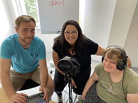 Alex, Dana und Michi vom Projektteam betreten Neuland mit dem Podcast zum Thema Inklusion.