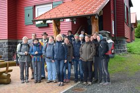 16 Pilgerbegeisterte umfasst die Gruppe des CJD. Hier starten sie zu ihrer letzten Etappe vom Berghotel Ebertswiese aus nach Oberhof.