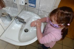 Das richtige Händewaschen will gelernt sein.
