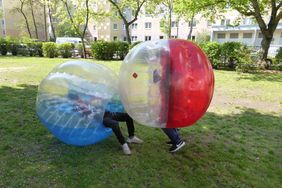 Mit Bubble Balls können die Schüler*innen auf Abstand jede Menge Spaß haben.