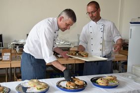 Küchenchef Dirk Wanjek und Silvio Dittrich von den Erfurter Werkstätten füllen Bagels nach.