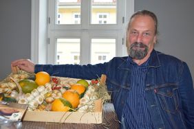 Helgo Pforr von der CJD Erfurt Christophorusschule hat leckeres Gemüse vom Schulacker mitgebracht.